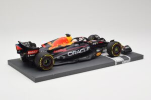 Oracle Red Bull Racing RB18 #33 M. Verstappen Belgian GP 2022 Minichamps 1:18 113221401 Resina - imagem 3 de 7