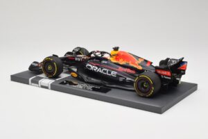 Oracle Red Bull Racing RB18 #33 M. Verstappen Belgian GP 2022 Minichamps 1:18 113221401 Resina - imagem 5 de 7