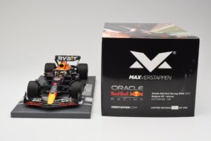 Oracle Red Bull Racing RB18 #33 M. Verstappen Belgian GP 2022 Minichamps 1:18 113221401 Resina - imagem 6 de 7