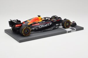 Oracle Red Bull Racing RB18 #33 M. Verstappen Mexican GP 2022 Minichamps 1:18 113222001 Resina - imagem 3 de 7