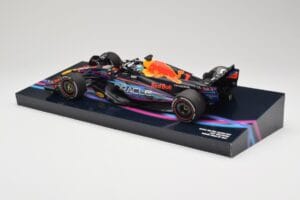 Oracle Red Bull Racing RB19 #33 M. Verstappen Miami GP 2023 Case Edition Minichamps 1:18 113233501 Resina - imagem 5 de 7