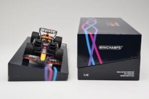 Oracle Red Bull Racing RB19 #33 M. Verstappen Miami GP 2023 Case Edition Minichamps 1:18 113233501 Resina - imagem 6 de 7