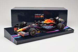 Oracle Red Bull Racing RB19 #33 M. Verstappen Miami GP 2023 Case Edition Minichamps 1:18 113233501 Resina - imagem 7 de 7