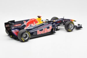 Red Bull Racing Renault RB6 #5 S. Vettel F1 World Champion 2010 Minichamps 1:18 110100005 Metal - imagem 2 de 6
