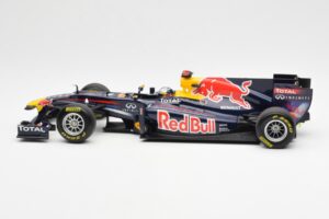 Red Bull Racing Renault RB6 #5 S. Vettel F1 World Champion Showcar 2010 Minichamps 1:18 150100075 Metal - imagem 3 de 6