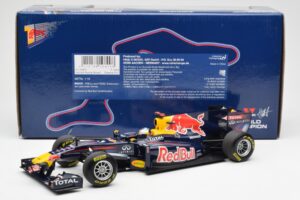 Red Bull Racing Renault RB6 #5 S. Vettel F1 World Champion Showcar 2010 Minichamps 1:18 150100075 Metal - imagem 6 de 6