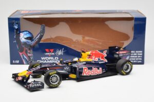 Red Bull Racing Renault RB7 #1 S. Vettel F1 World Champion Showcar 2011 Minichamps 1:18 113110271 Metal - imagem 6 de 6