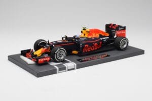 Red Bull RB12 #33 M. Verstappen Spain GP Winner 2016 Minichamps 1:18 117160333 Metal - imagem 2 de 7