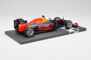 Red Bull RB12 #33 M. Verstappen Spain GP Winner 2016 Minichamps 1:18 117160333 Metal - imagem 3 de 7