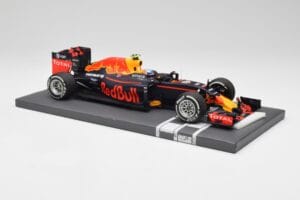 Red Bull RB12 #33 M. Verstappen Spain GP Winner 2016 Minichamps 1:18 117160333 Metal - imagem 4 de 7