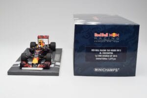 Red Bull RB12 #33 M. Verstappen Spain GP Winner 2016 Minichamps 1:18 117160333 Metal - imagem 7 de 7