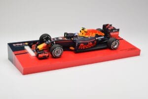 Red Bull RB12 #33 M. Verstappen Spain GP Winner 2016 Minichamps 1:18 147160533 Metal - imagem 2 de 6