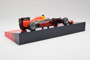Red Bull RB12 #33 M. Verstappen Spain GP Winner 2016 Minichamps 1:18 147160533 Metal - imagem 3 de 6