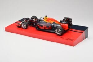 Red Bull RB12 #33 M. Verstappen Spain GP Winner 2016 Minichamps 1:18 147160533 Metal - imagem 5 de 6