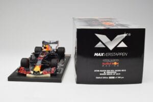 Red Bull RB15 #33 M. Verstappen Brazil GP Winner 2019 Minichamps 1:18 113191933 Metal - imagem 7 de 7
