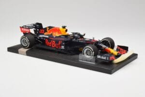 Red Bull RB16 #33 M. Verstappen Abu Dhabi GP Winner 2020 Minichamps 1:18 113201733 Metal - imagem 4 de 6