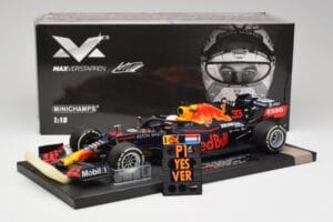 Red Bull RB16 #33 M. Verstappen Abu Dhabi GP Winner 2020 Minichamps 1:18 113201733 Metal - imagem 6 de 6