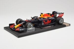 Red Bull RB16 #33 M. Verstappen Red Bull Racing 70th Anniversary GP Winner 2020 Minichamps 1:18 113200533-M1 Resina - imagem 2 de 7