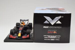 Red Bull RB16 #33 M. Verstappen Red Bull Racing 70th Anniversary GP Winner 2020 Minichamps 1:18 113200533-M1 Resina - imagem 6 de 7