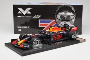 Red Bull RB16 #33 M. Verstappen Red Bull Racing 70th Anniversary GP Winner 2020 Minichamps 1:18 113200533-M1 Resina - imagem 7 de 7