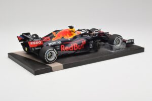 Red Bull RB16B #33 M. Verstappen Dutch GP Winner 2021 Minichamps 1:18 113212533 Metal - imagem 3 de 7