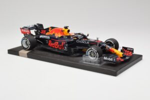 Red Bull RB16B #33 M. Verstappen Dutch GP Winner 2021 Minichamps 1:18 113212533 Metal - imagem 4 de 7