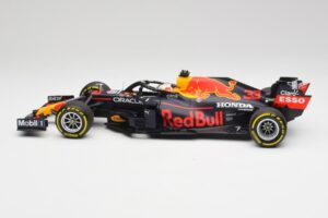 Red Bull RB16B #33 M. Verstappen Emilia Romagna GP Winner Mid Race Tyres 2021 Minichamps 1:18 110210133 Metal - imagem 3 de 7