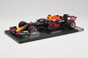 Red Bull RB16B #33 M. Verstappen Abu Dhabi GP 2021 Winner Missing Figurine & Pitboard Minichamps 1:18 113212333 Resina - imagem 2 de 7