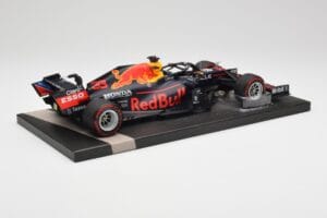 Red Bull RB16B #33 M. Verstappen Abu Dhabi GP 2021 Winner Missing Figurine & Pitboard Minichamps 1:18 113212333 Resina - imagem 3 de 7