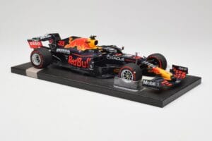 Red Bull RB16B #33 M. Verstappen Abu Dhabi GP 2021 Winner Missing Figurine & Pitboard Minichamps 1:18 113212333 Resina - imagem 4 de 7