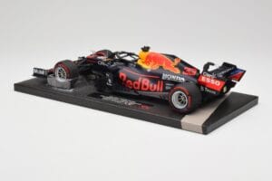 Red Bull RB16B #33 M. Verstappen Abu Dhabi GP 2021 Winner Missing Figurine & Pitboard Minichamps 1:18 113212333 Resina - imagem 5 de 7