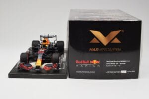 Red Bull RB16B #33 M. Verstappen Abu Dhabi GP 2021 Winner Missing Figurine & Pitboard Minichamps 1:18 113212333 Resina - imagem 6 de 7