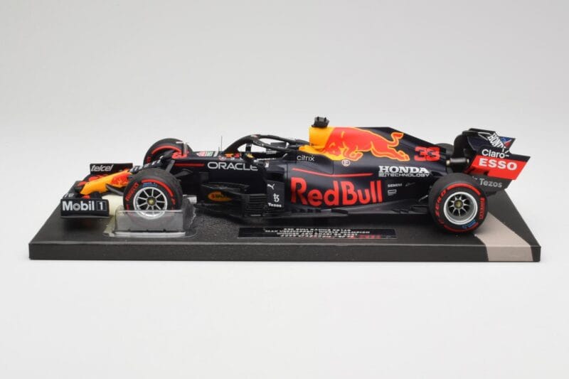 Red Bull RB16B #33 M. Verstappen Abu Dhabi GP 2021 Winner Missing Figurine & Pitboard Minichamps 1:18 113212333 Resina