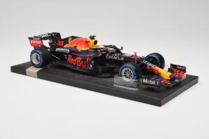 Red Bull RB16B #33 M. Verstappen Belgian GP 2021 Winner Minichamps 1:18 113211333 Resina - imagem 4 de 7