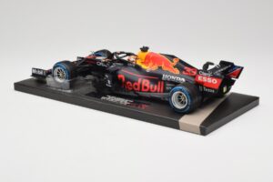 Red Bull RB16B #33 M. Verstappen Belgian GP 2021 Winner Minichamps 1:18 113211333 Resina - imagem 5 de 7
