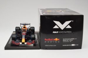 Red Bull RB16B #33 M. Verstappen Belgian GP 2021 Winner Minichamps 1:18 113211333 Resina - imagem 7 de 7