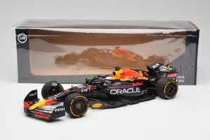 Red Bull RB18 #1 M. Verstappen France GP Winner 2022 Minichamps 1:18 110221201 Metal - imagem 6 de 7