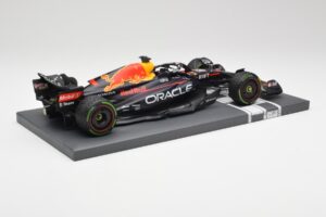 Red Bull RB18 #1 M. Verstappen Japan GP Winner No Figure 2022 Minichamps 1:18 113221801B Metal - imagem 3 de 7