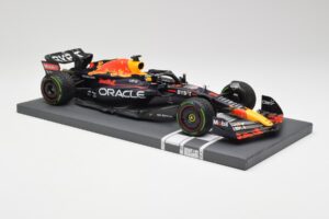 Red Bull RB18 #1 M. Verstappen Japan GP Winner No Figure 2022 Minichamps 1:18 113221801B Metal - imagem 4 de 7