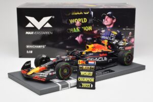 Red Bull RB18 #1 M. Verstappen Japan GP Winner No Figure & Pitboard 2022 Minichamps 1:18 113221801FB Metal - imagem 6 de 7