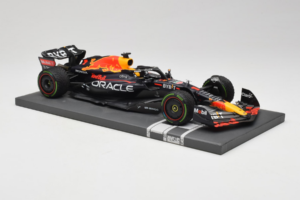 Red Bull Racing RB18 #1 M. Verstappen Japan GP Winner 2022 Minichamps 1:18 113221801FB-R1 Metal - imagem 4 de 8
