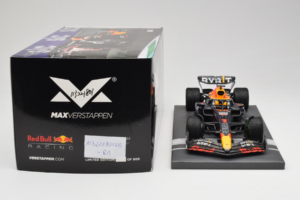 Red Bull Racing RB18 #1 M. Verstappen Japan GP Winner 2022 Minichamps 1:18 113221801FB-R1 Metal - imagem 6 de 8