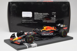 Red Bull Racing RB18 #1 M. Verstappen Japan GP Winner 2022 Minichamps 1:18 113221801FB-R1 Metal - imagem 7 de 8