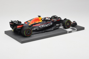 Red Bull Racing RB18 #1 M. Verstappen Japan GP Winner 2022 Minichamps 1:18 113221801FB-R1 Metal - imagem 3 de 8