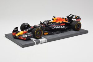 Red Bull RB18 Oracle #1 M. Verstappen Abu Dhabi GP 2022 Winner Minichamps 1:18 113222201 Resina - imagem 2 de 7