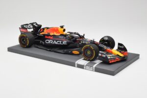 Red Bull RB18 Oracle #1 M. Verstappen Abu Dhabi GP 2022 Winner Minichamps 1:18 113222201 Resina - imagem 4 de 7