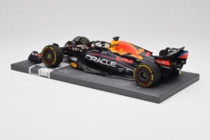 Red Bull RB18 Oracle #1 M. Verstappen Abu Dhabi GP 2022 Winner Minichamps 1:18 113222201 Resina - imagem 5 de 7