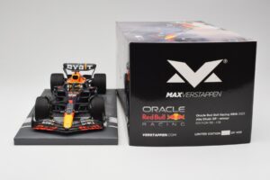 Red Bull RB18 Oracle #1 M. Verstappen Abu Dhabi GP 2022 Winner Minichamps 1:18 113222201 Resina - imagem 6 de 7