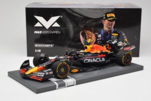 Red Bull RB18 Oracle #1 M. Verstappen Abu Dhabi GP 2022 Winner Minichamps 1:18 113222201 Resina - imagem 7 de 7