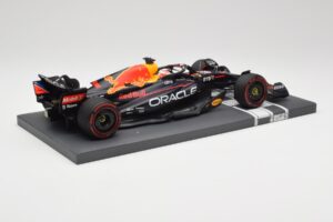 Red Bull RB18 Oracle #1 M. Verstappen Dutch GP 2022 Winner Minichamps 1:18 113221501 Resina - imagem 3 de 7